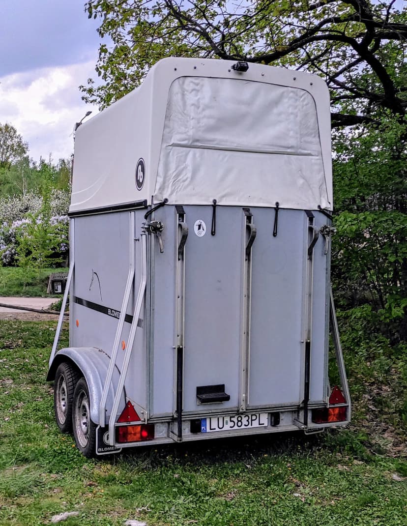 Widok tyłu przyczepy